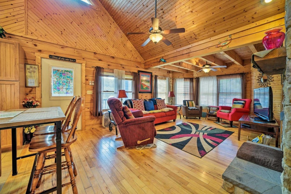 Garnerland in Luray Pet-Friendly Log Cabin with Porch