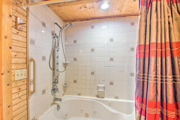 Garnerland in Luray Pet-Friendly Log Cabin with Porch image 13