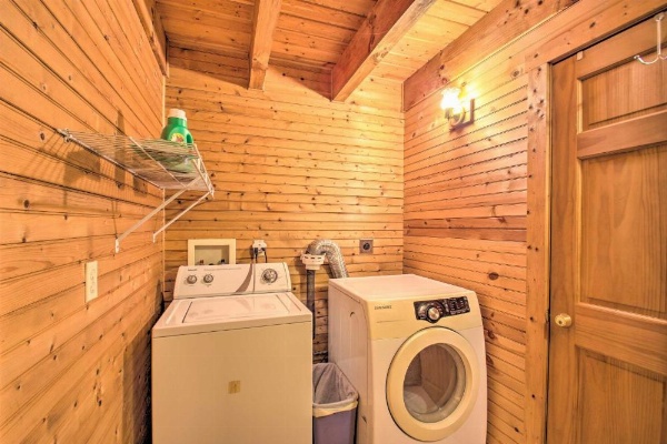 Garnerland in Luray Pet-Friendly Log Cabin with Porch image 17