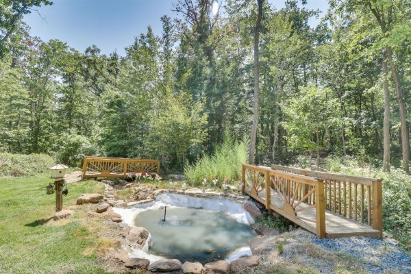 Garnerland in Luray Pet-Friendly Log Cabin with Porch image 26