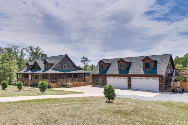 Garnerland in Luray Pet-Friendly Log Cabin with Porch Main image