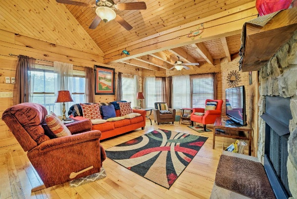 Garnerland in Luray Pet-Friendly Log Cabin with Porch image 4