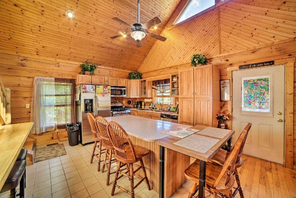 Garnerland in Luray Pet-Friendly Log Cabin with Porch image 7