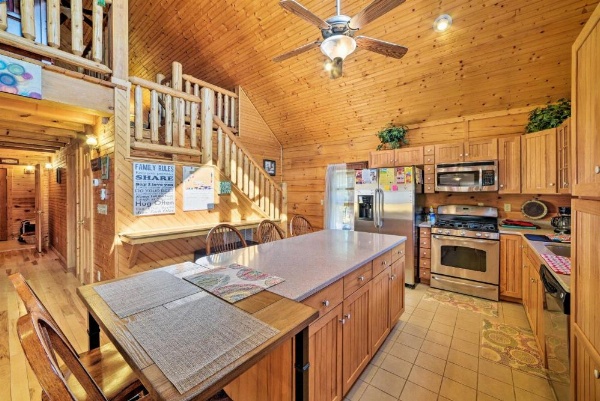 Garnerland in Luray Pet-Friendly Log Cabin with Porch image 8